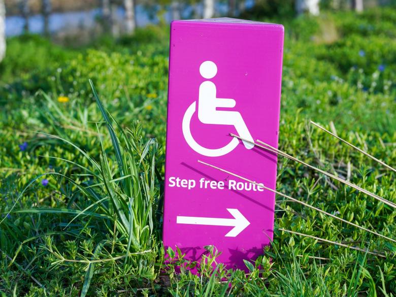 A 'Step free route' sign